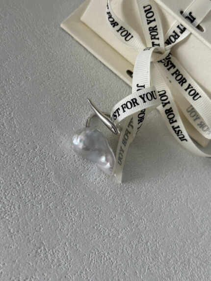 Sculptural Baroque Pearl ring